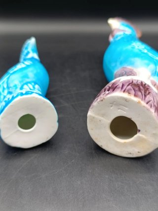 Figuras de gallos azul turquesa