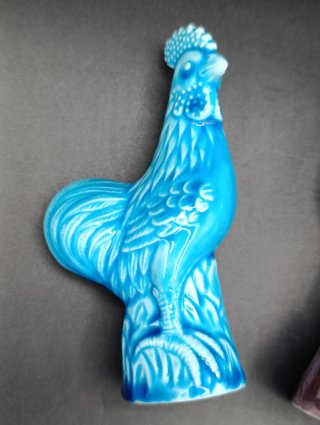 Figuras de gallos azul turquesa