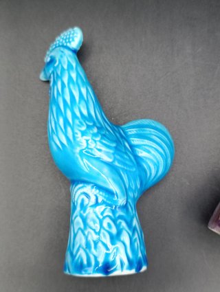 Figuras de gallos azul turquesa