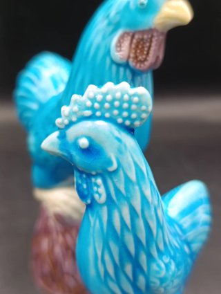 Figuras de gallos azul turquesa