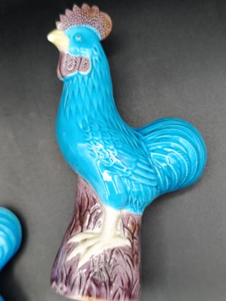 Figuras de gallos azul turquesa