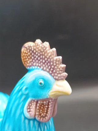 Figuras de gallos azul turquesa