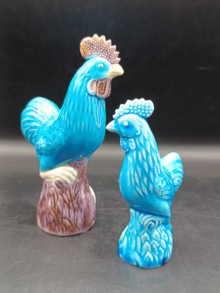 Figuras de gallos azul turquesa