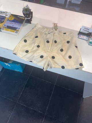 Pantalón corto beige lunares raso SIN ESTRENAR