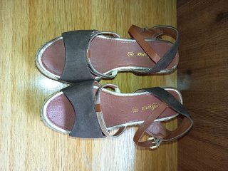 Sandalias Kanna cuña marrón y dorado
