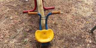 Balancín infantil de madera y metal. Sube y baja