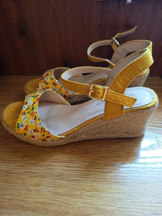 Sandalias cuña florales amarillas talla 38