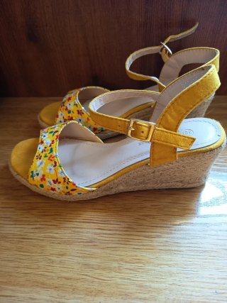 Sandalias cuña florales amarillas talla 38