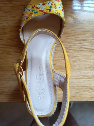Sandalias cuña florales amarillas talla 38