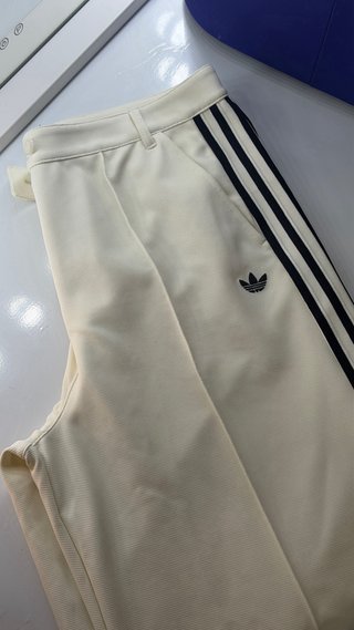 Pantalón beige adidas