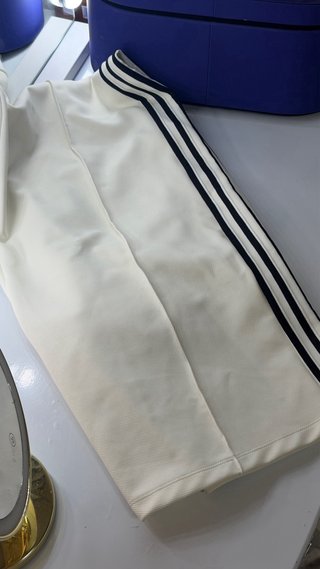 Pantalón beige adidas