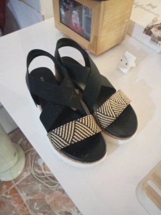 Sandalias negras con detalles beige