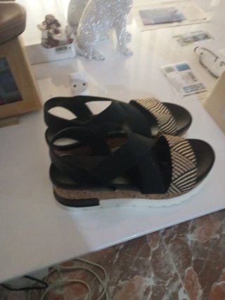 Sandalias negras con detalles beige