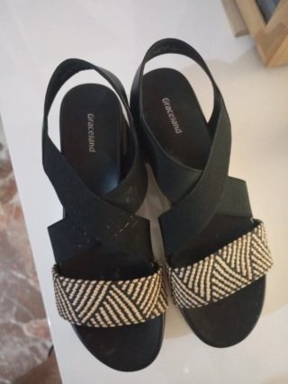 Sandalias negras con detalles beige