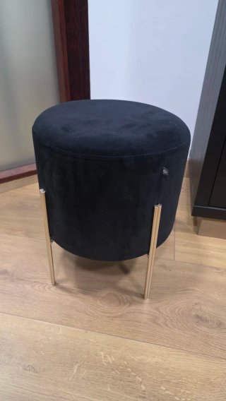 Sillón y puff terciopelo negro patas doradas