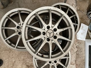 4Llanta Mercedes Benz 17 pulgadas UNA PARA REPARAR