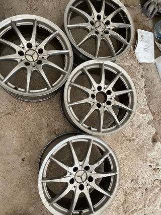 4Llanta Mercedes Benz 17 pulgadas UNA PARA REPARAR