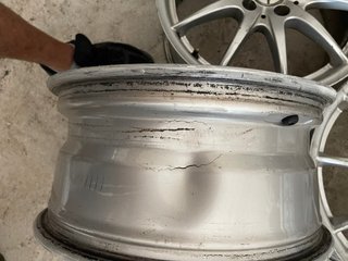 4Llanta Mercedes Benz 17 pulgadas UNA PARA REPARAR
