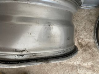 4Llanta Mercedes Benz 17 pulgadas UNA PARA REPARAR