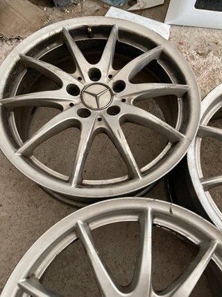 4Llanta Mercedes Benz 17 pulgadas UNA PARA REPARAR