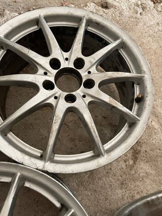 4Llanta Mercedes Benz 17 pulgadas UNA PARA REPARAR