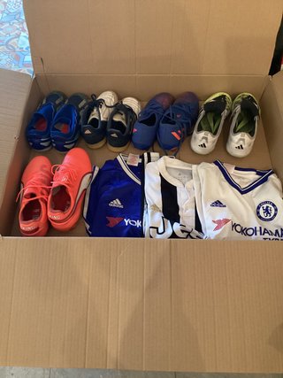 camisetas de fitbol y botas de futbol