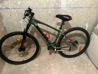 Bicicleta Montaña Verde y otra naranja con Accesor