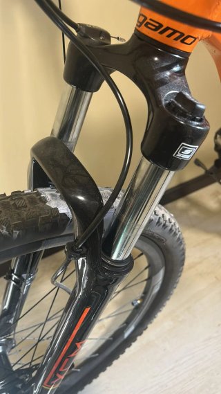 Bicicleta Montaña Verde y otra naranja con Accesor