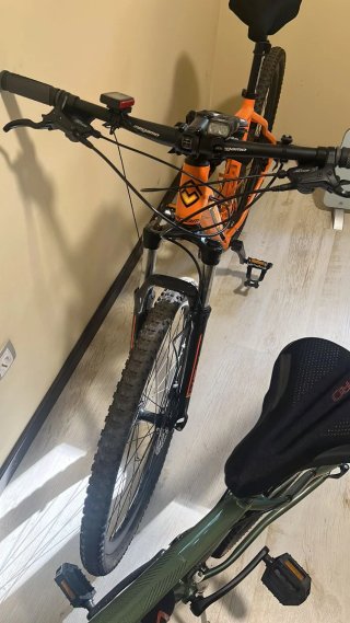 Bicicleta Montaña Verde y otra naranja con Accesor