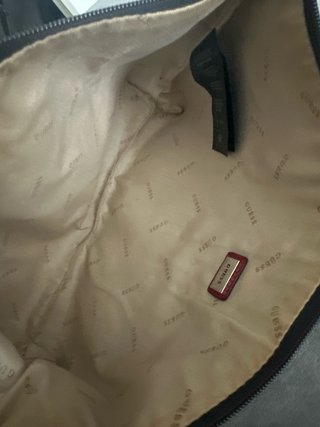 Bolso de cadena Guess.