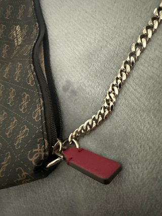 Bolso de cadena Guess.
