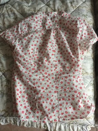 Blusa blanca con flores rojas