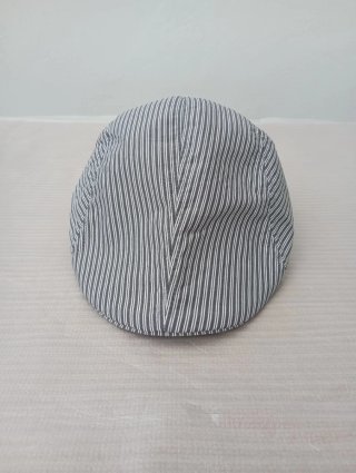 Gorra de listas gris y blancas