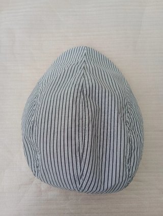 Gorra de listas gris y blancas