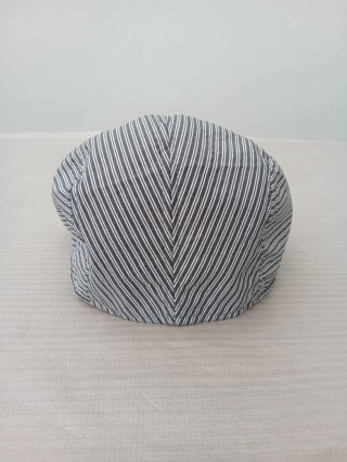Gorra de listas gris y blancas