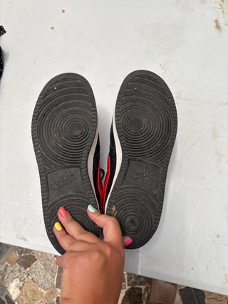 Nike Air Force 1 Negras y Rojas