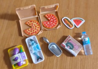 Frigorífico con Mini Brands