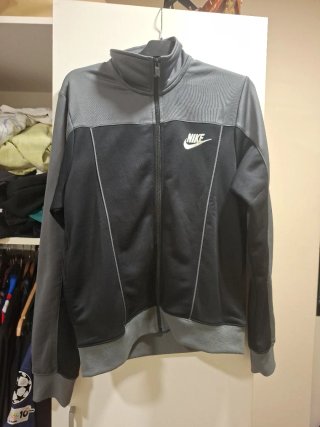 Chaqueta Nike gris y negra