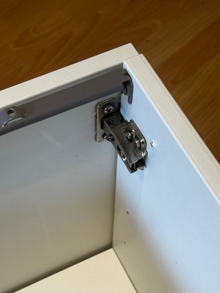 Mueble bajo lavabo blanco con puerta
