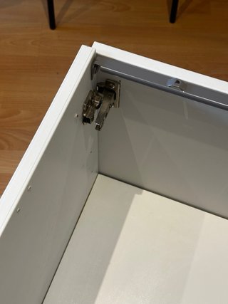 Mueble bajo lavabo blanco con puerta