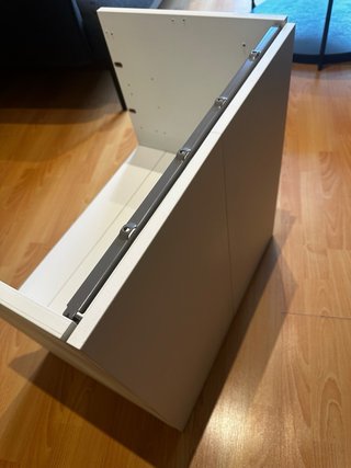 Mueble bajo lavabo blanco con puerta