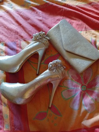 Zapatos de fiesta y bolso color champán