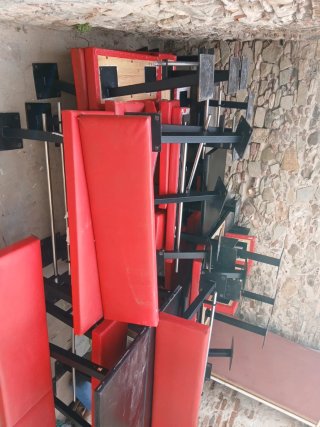 Sofás y mesas rojas tipo sillón