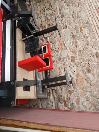 Sofás y mesas rojas tipo sillón