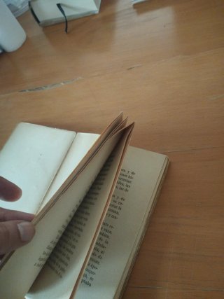 Libro en la tribuna