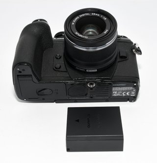 CAMARA MIRRORLESS OLYMPUS OM-D E-M1 MARK II + 25MM