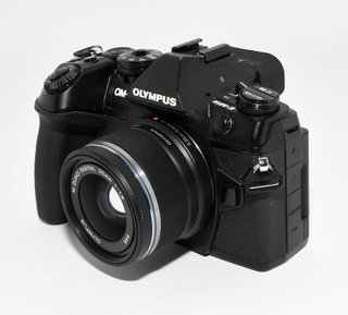 CAMARA MIRRORLESS OLYMPUS OM-D E-M1 MARK II + 25MM