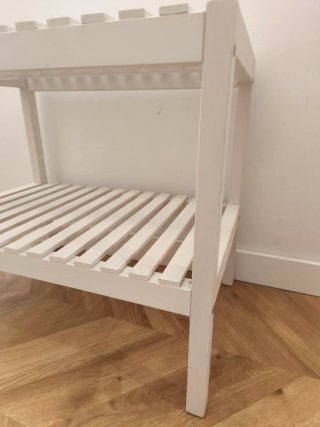 Mueble de madera blanco de dos baldas