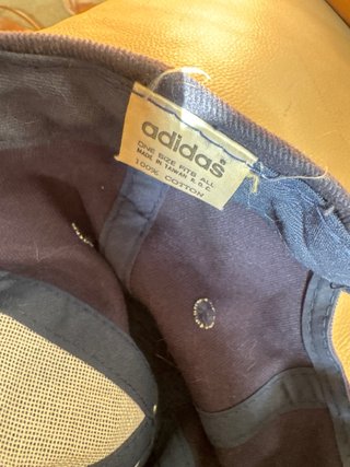 Visera Adidas Azul y Roja
