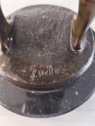 Figura bronce niño silbando